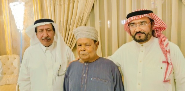 قمة الوفاء من أسرة رجل اعمال سعودي تقيم حفل وداع لمصري تركهم بعد 40 عاماً !