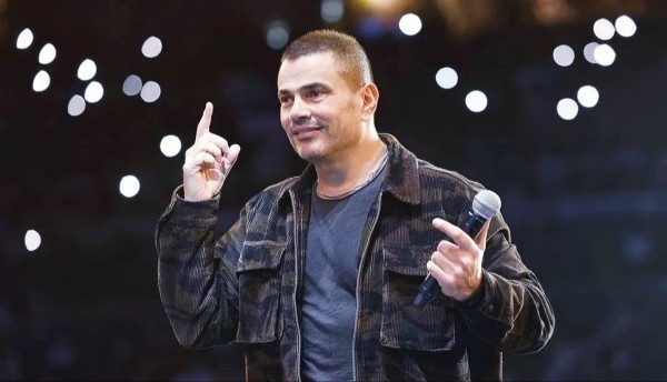 لماذا عمرو دياب يرقص مع أحمد حلمي على أنغام الحركة دي.