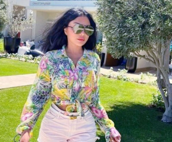 لماذا الفنانة هيفاء وهبي تخرج من سقف سيارتها لتحية الجمهور خلال تصوير فيلمها الجديد