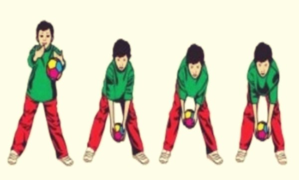 تؤدى مهارة تمرير الكرة باليدين من أسفل من