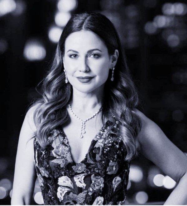 لماذا ريا أبي راشد تعلن وفاة والدها في صمت.